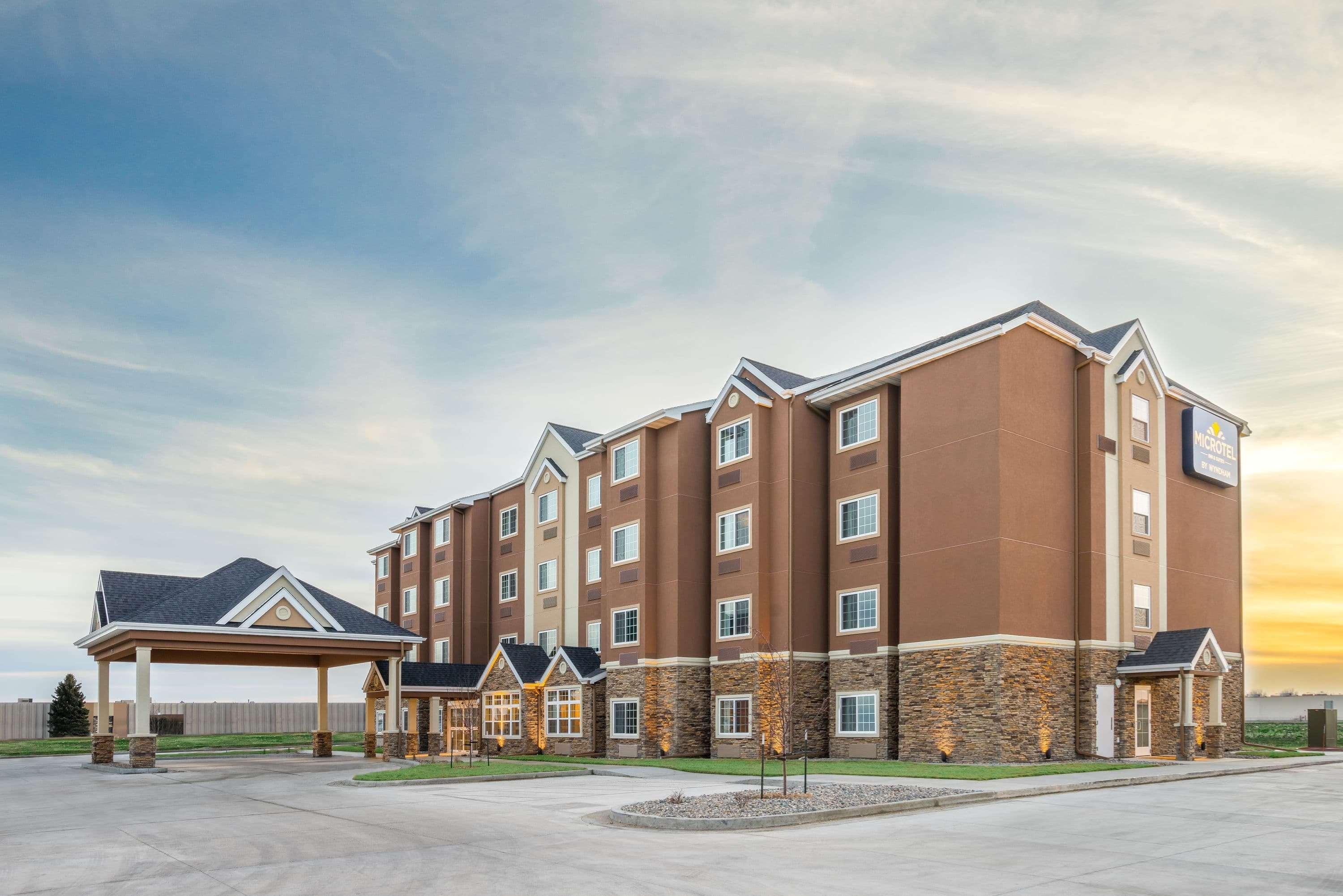 Microtel Inn & Suites By Wyndham Moorhead Fargo Area מראה חיצוני תמונה